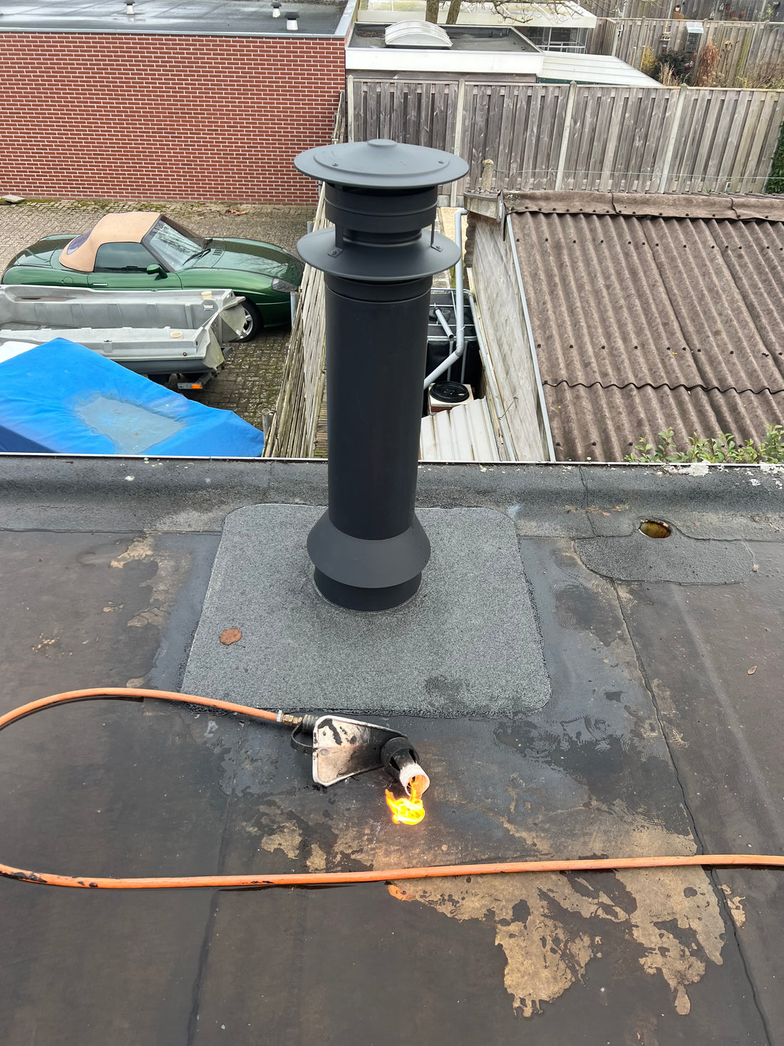 Dubbelwandig zwart rookkanaal door het dak van de veranda in Nieuw-Vennep