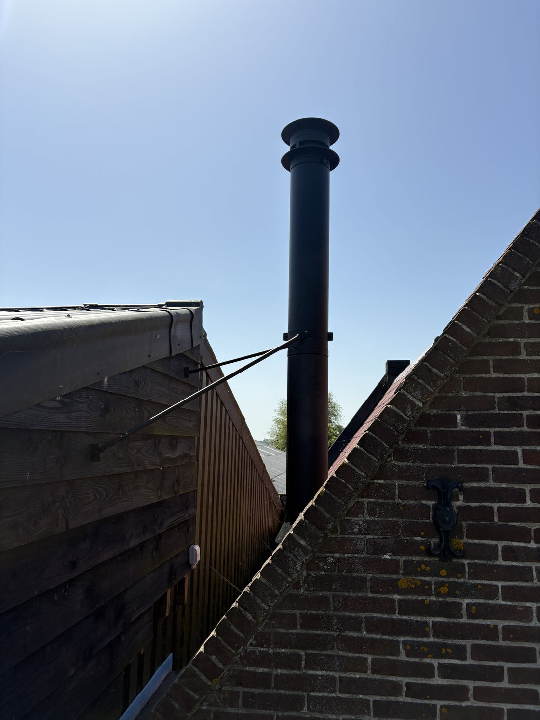 Dakdoorvoer van het rookkanaal op het dak van de bijwoning in Wijdewormer