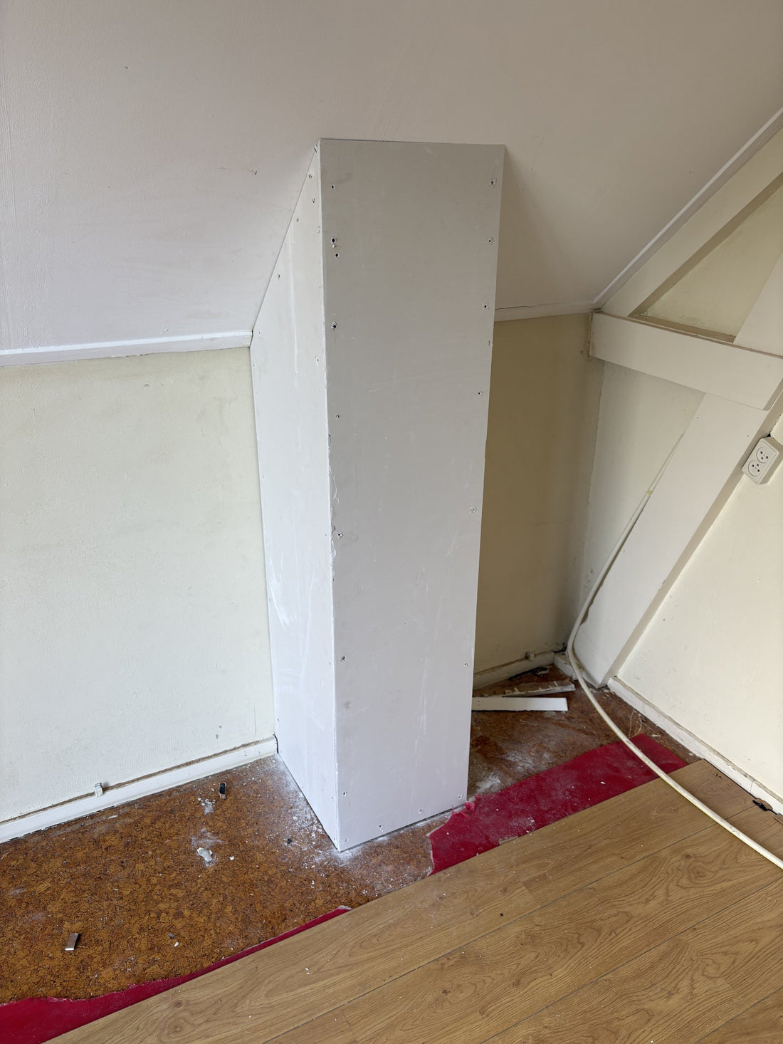 Promatect brandwerende koker rond het rookkanaal door het houten plafond
