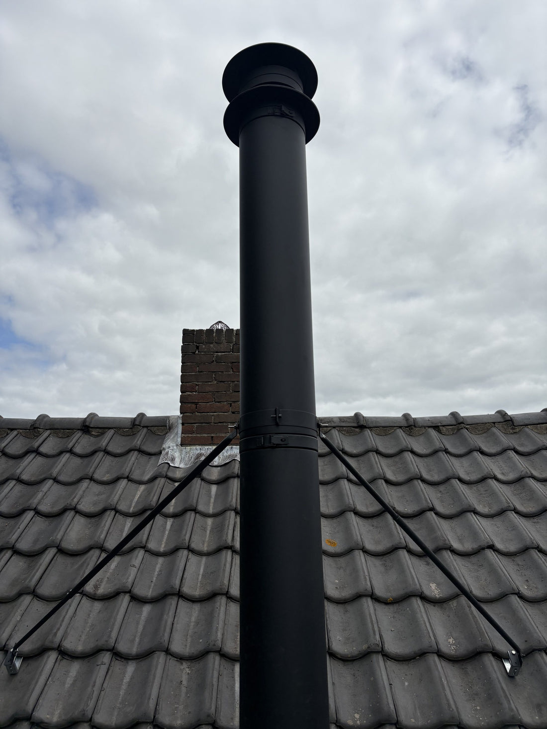 Dubbelwandig rookkanaal met trekkap dat netjes boven de nok uitkomt in Aalsmeer