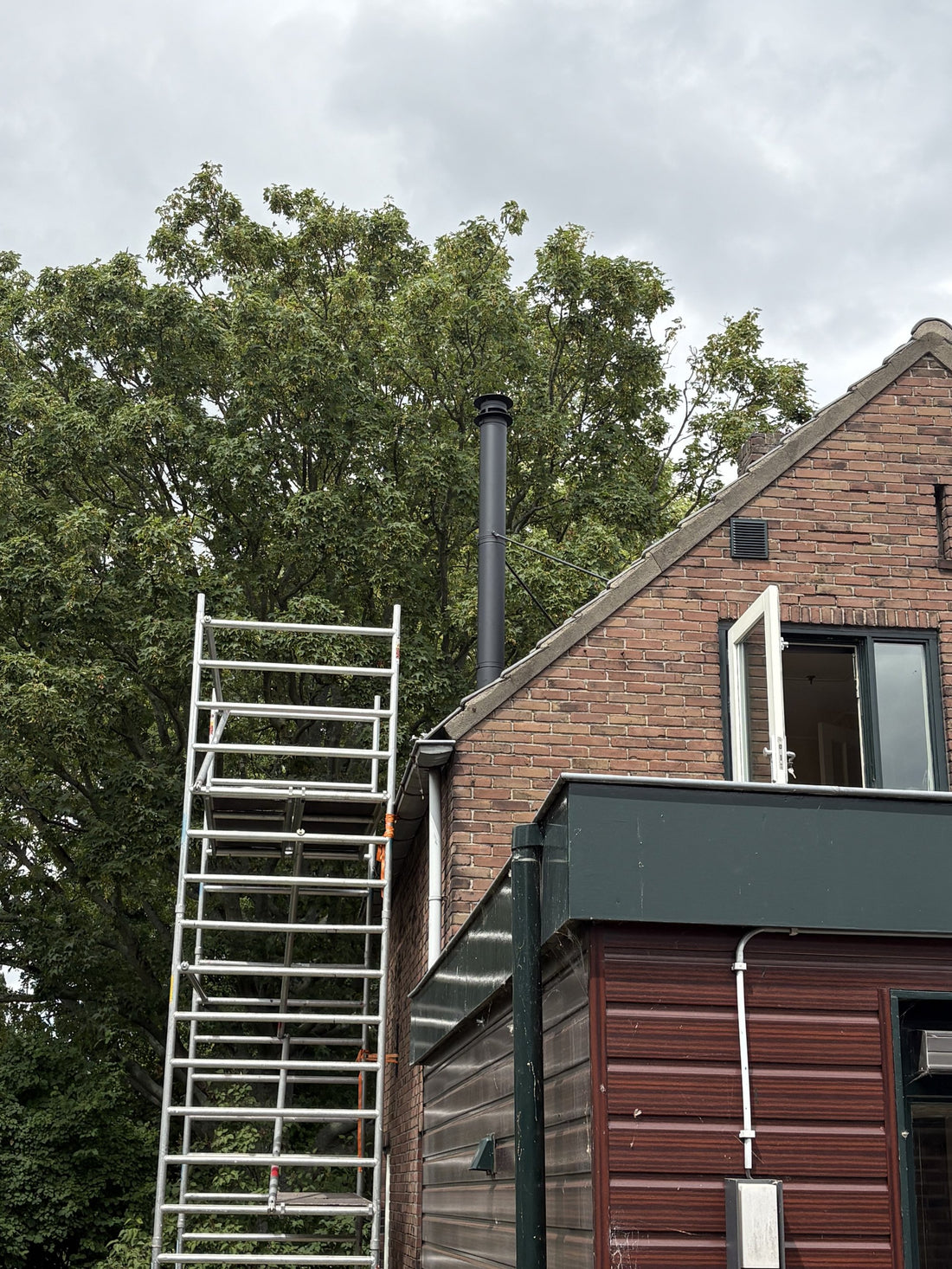 Woning in Aalsmeer met het rookkanaal langs het dak, buitenaanzicht