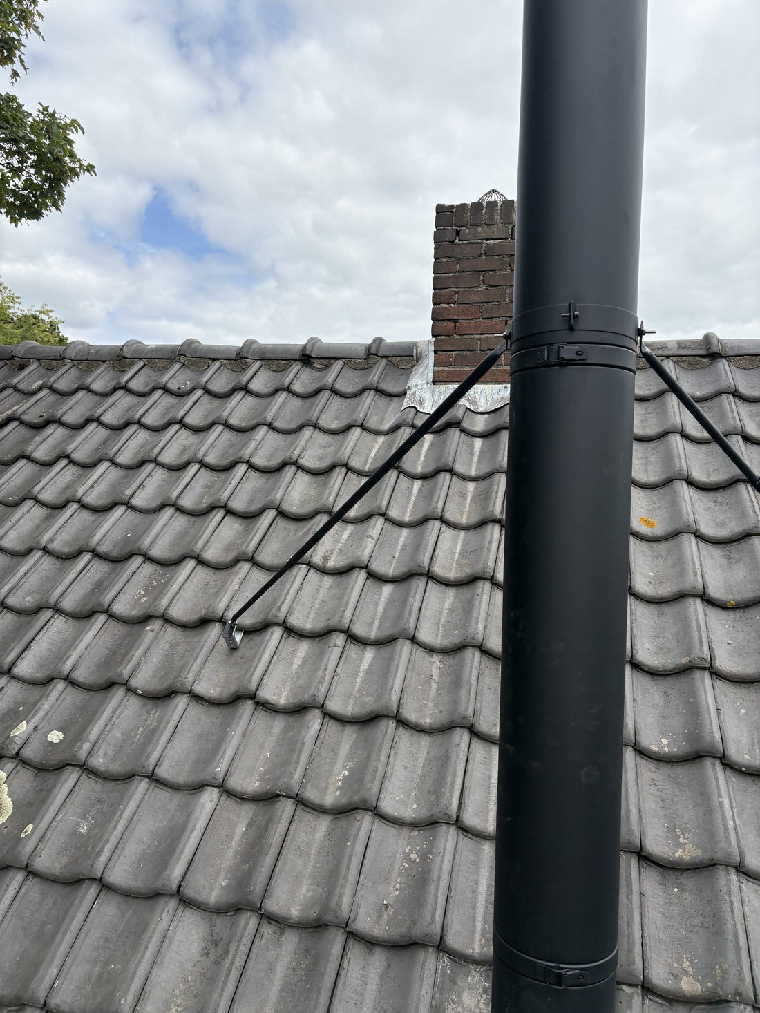 Dubbelwandig rookkanaal op het dak, geschoord met tuibeugels