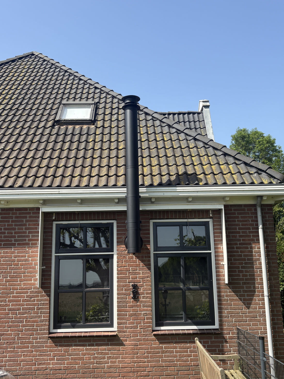 Rookkanaal van de Invicta Brio via geveldoorvoer langs de gevel in Wijdewormer