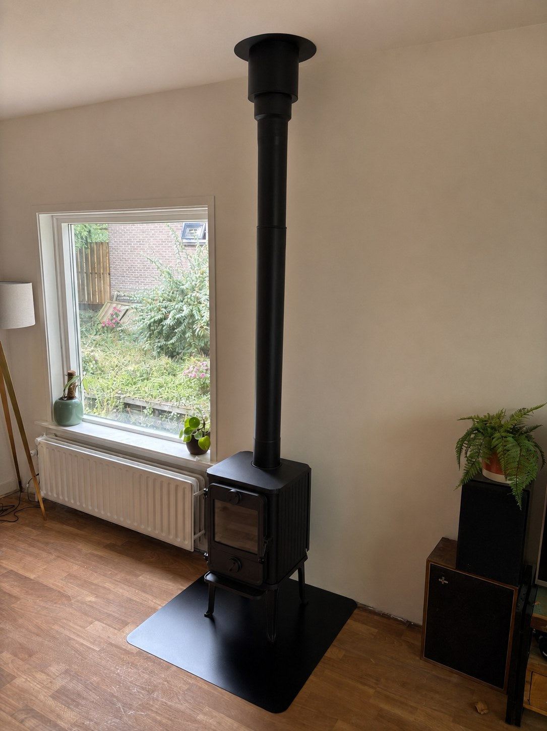 Morsø 1010 houtkachel bij het raam in de afgewerkte woonkamer, Aalsmeer