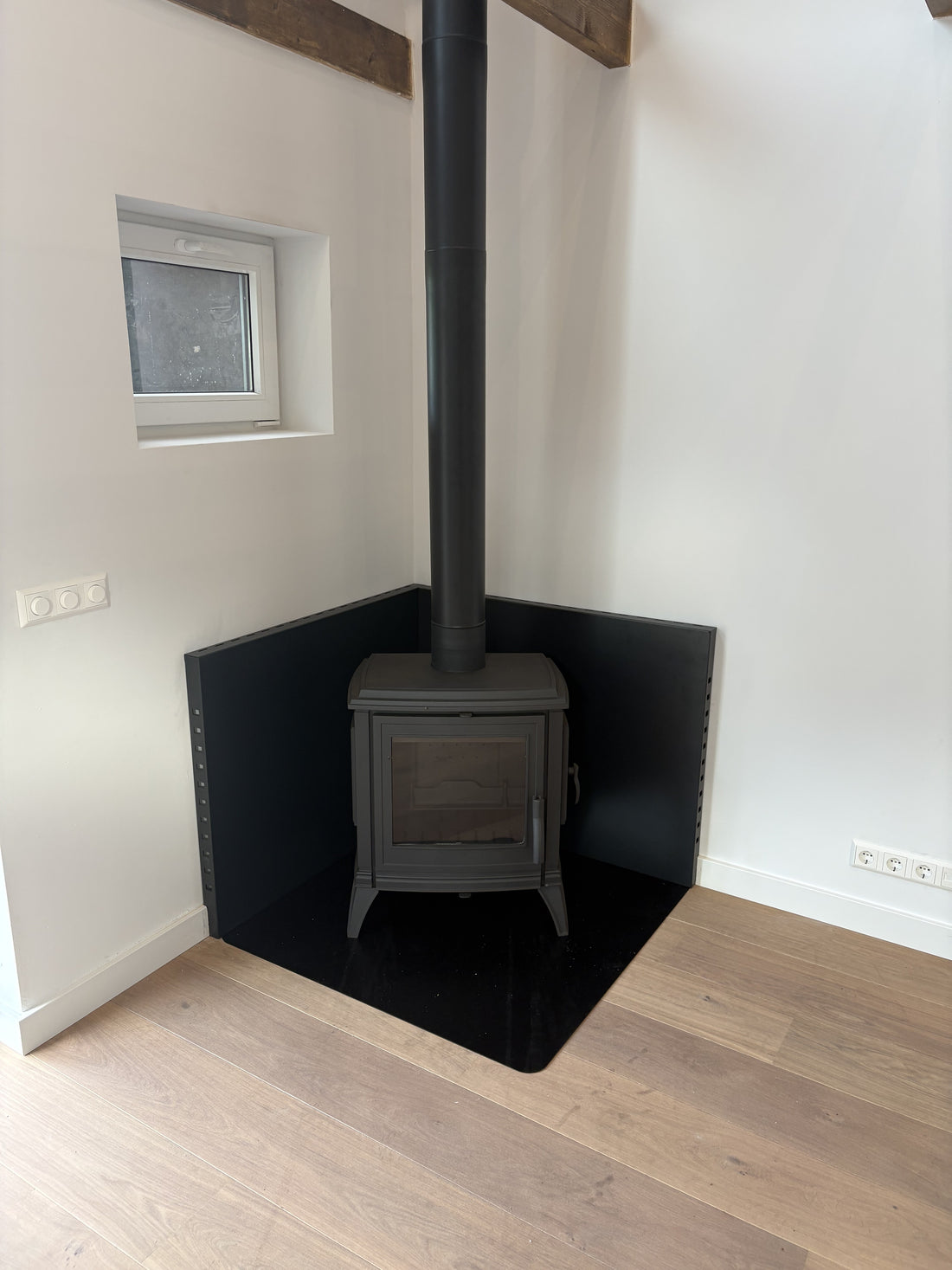 Invicta Sedan M houtkachel voor de Airbnb-bijwoning in Wijdewormer