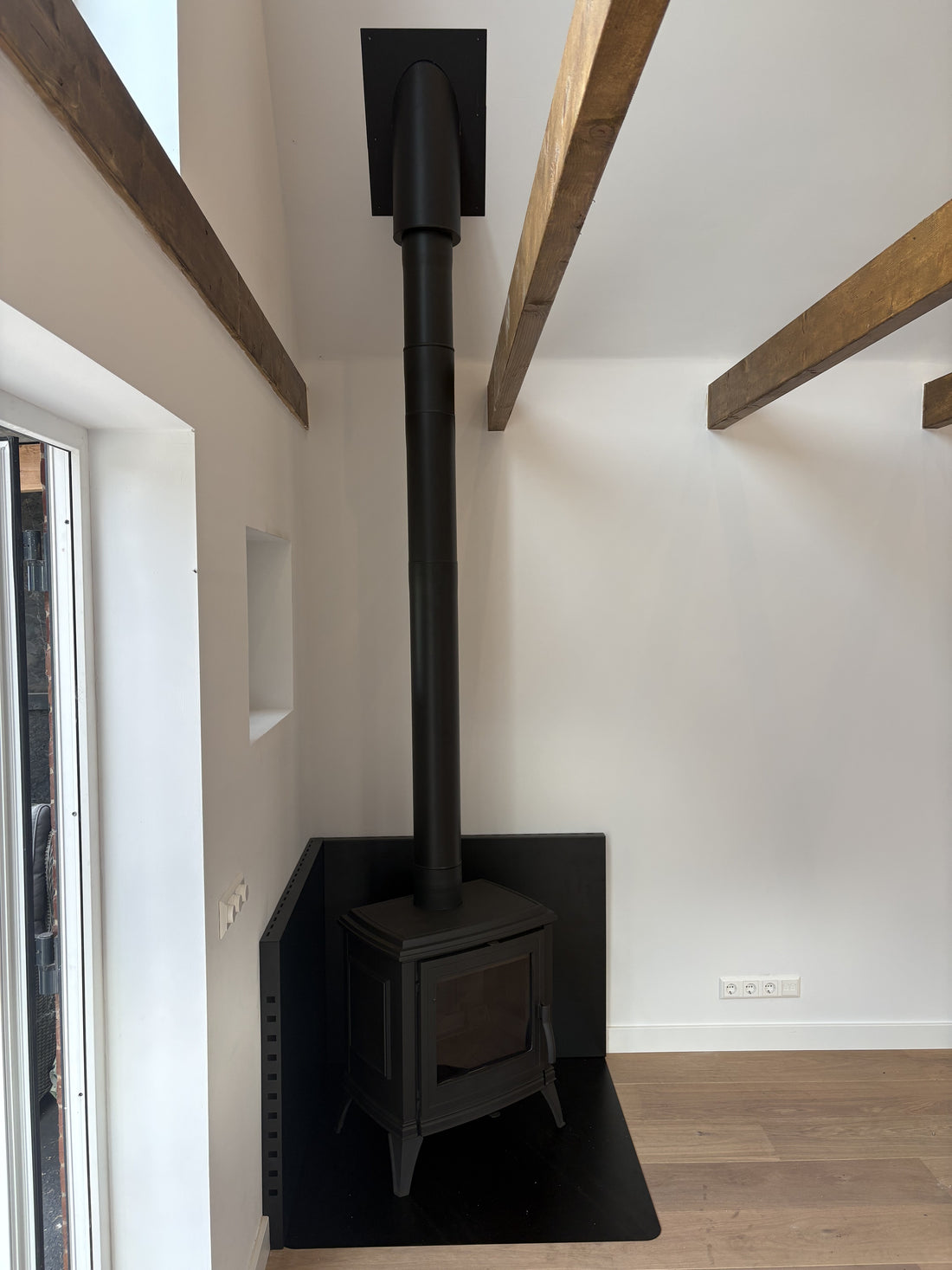 Gietijzeren Invicta Sedan M houtkachel in de hoek van de bijwoning in Wijdewormer