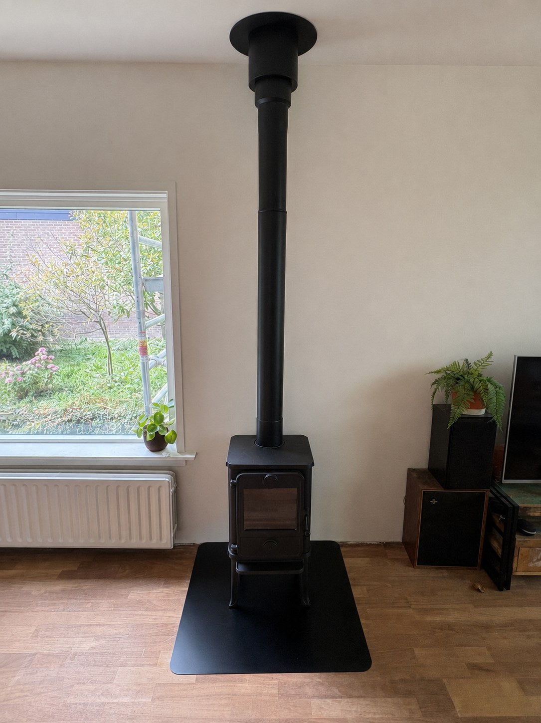 Morsø 1010 houtkachel met rookkanaal tot aan het plafond in de woonkamer, Aalsmeer