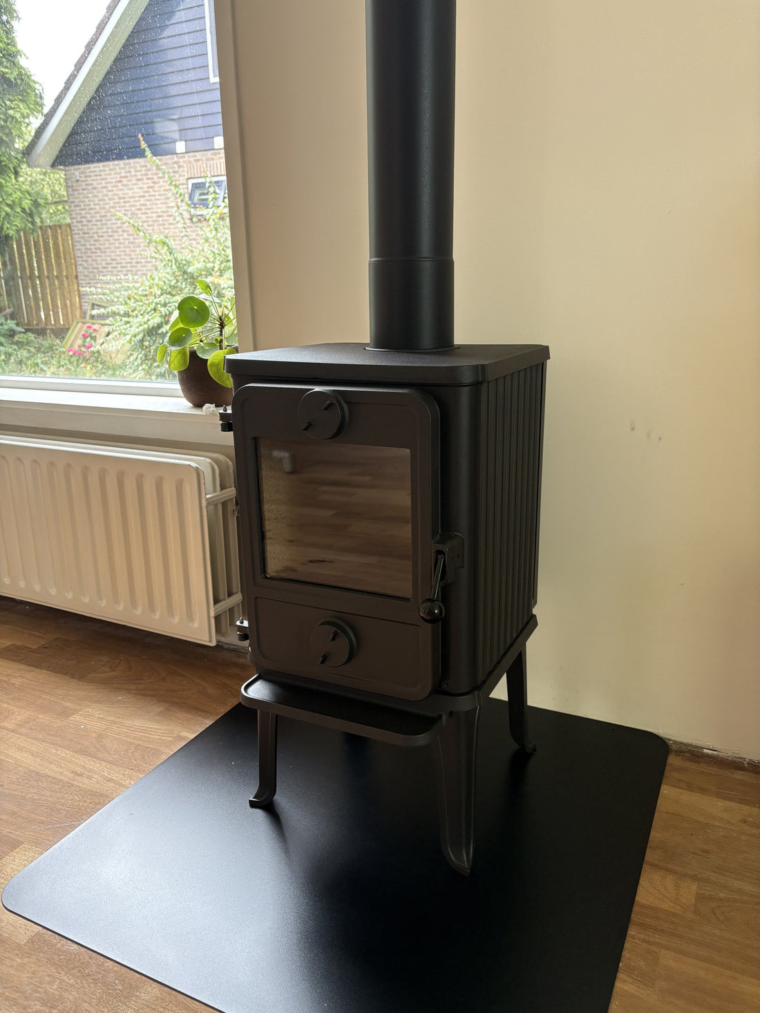 Morsø 1010 houtkachel met zicht op de deur, geplaatst in Aalsmeer