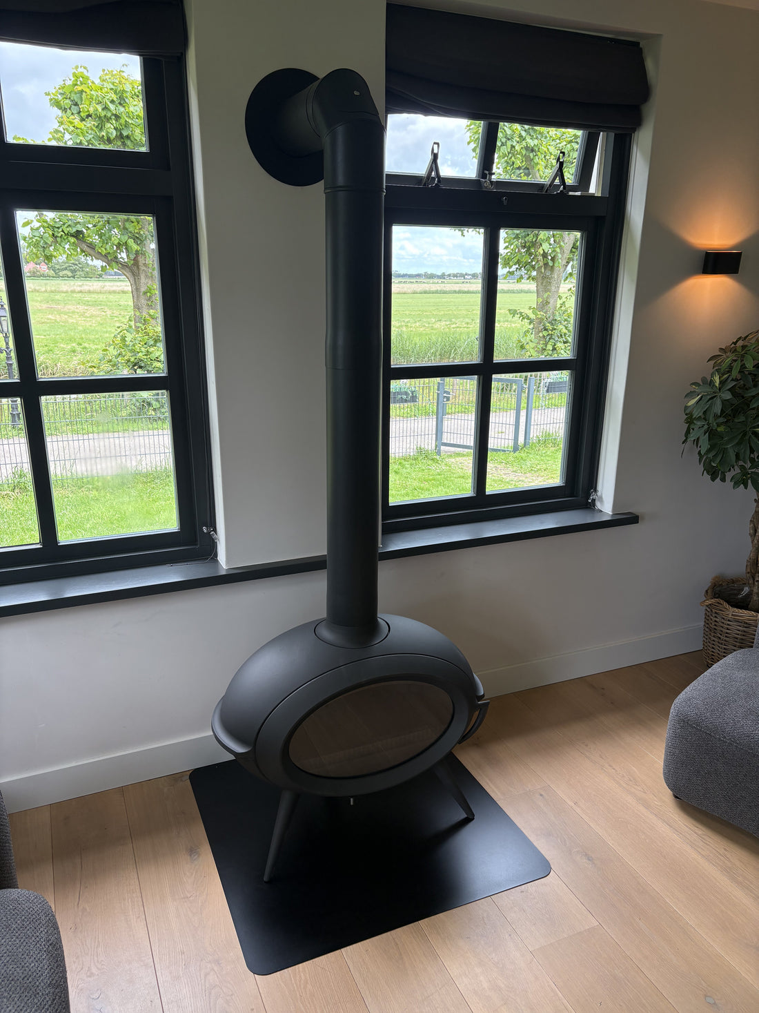 Invicta Brio houtkachel met rookkanaal richting de gevel, woonkamer in Wijdewormer