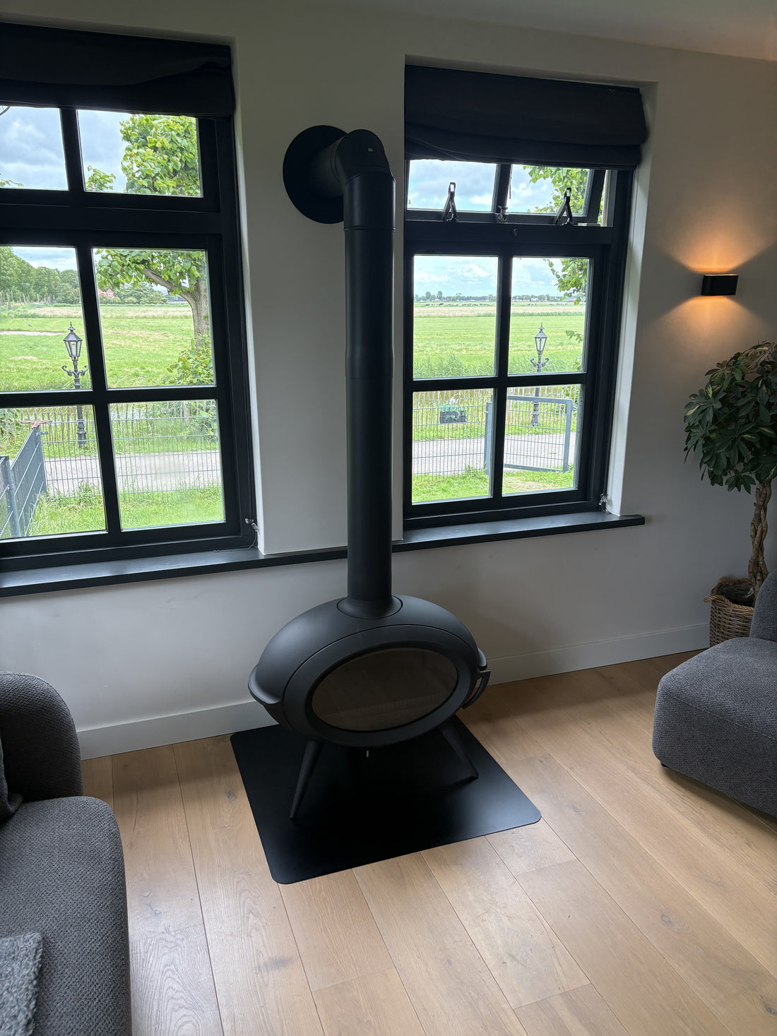 Design houtkachel Invicta Brio in de woonkamer van een polderwoning in Wijdewormer