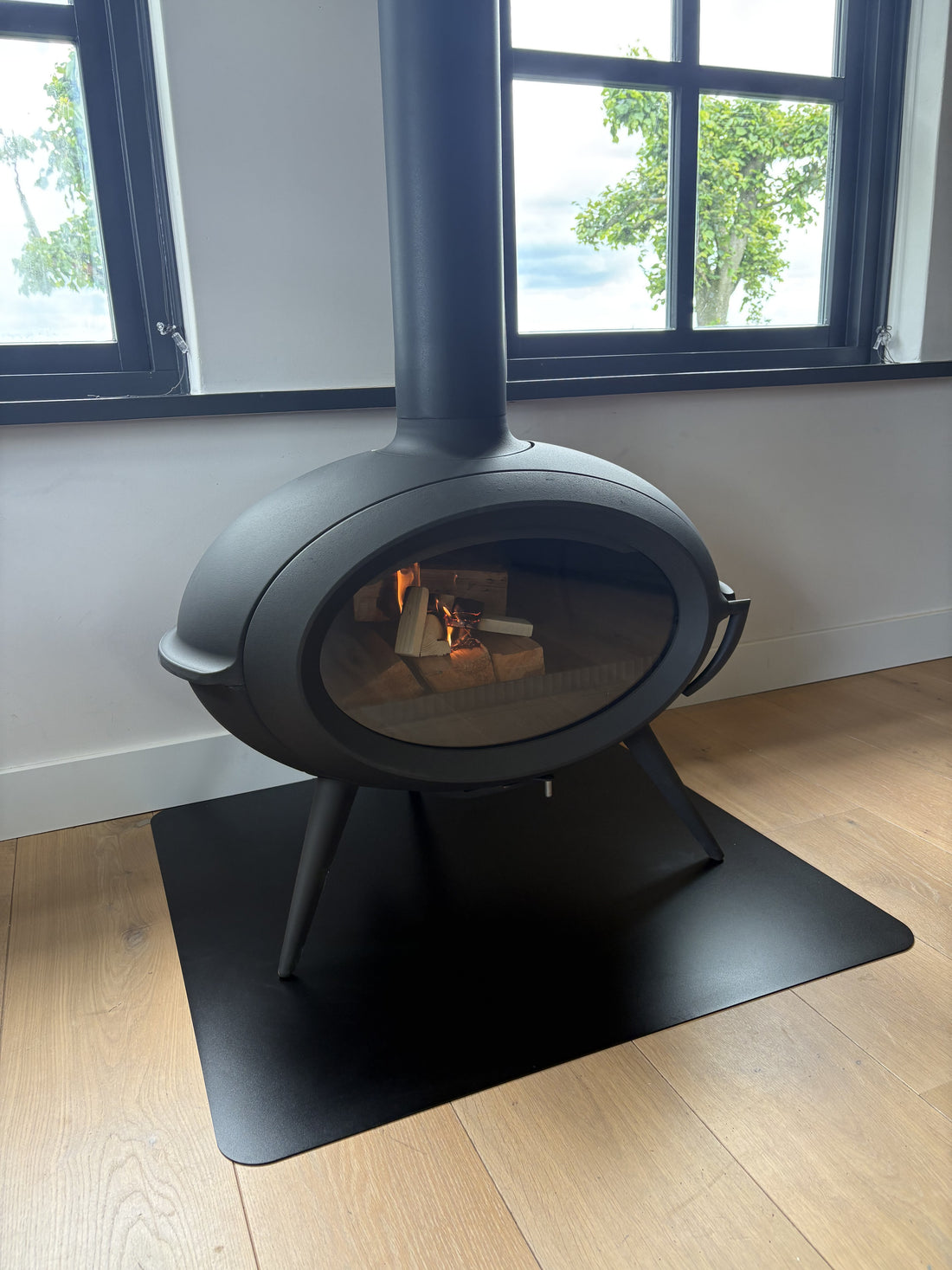 Invicta Brio houtkachel als warmtebron in de woonkamer in Wijdewormer