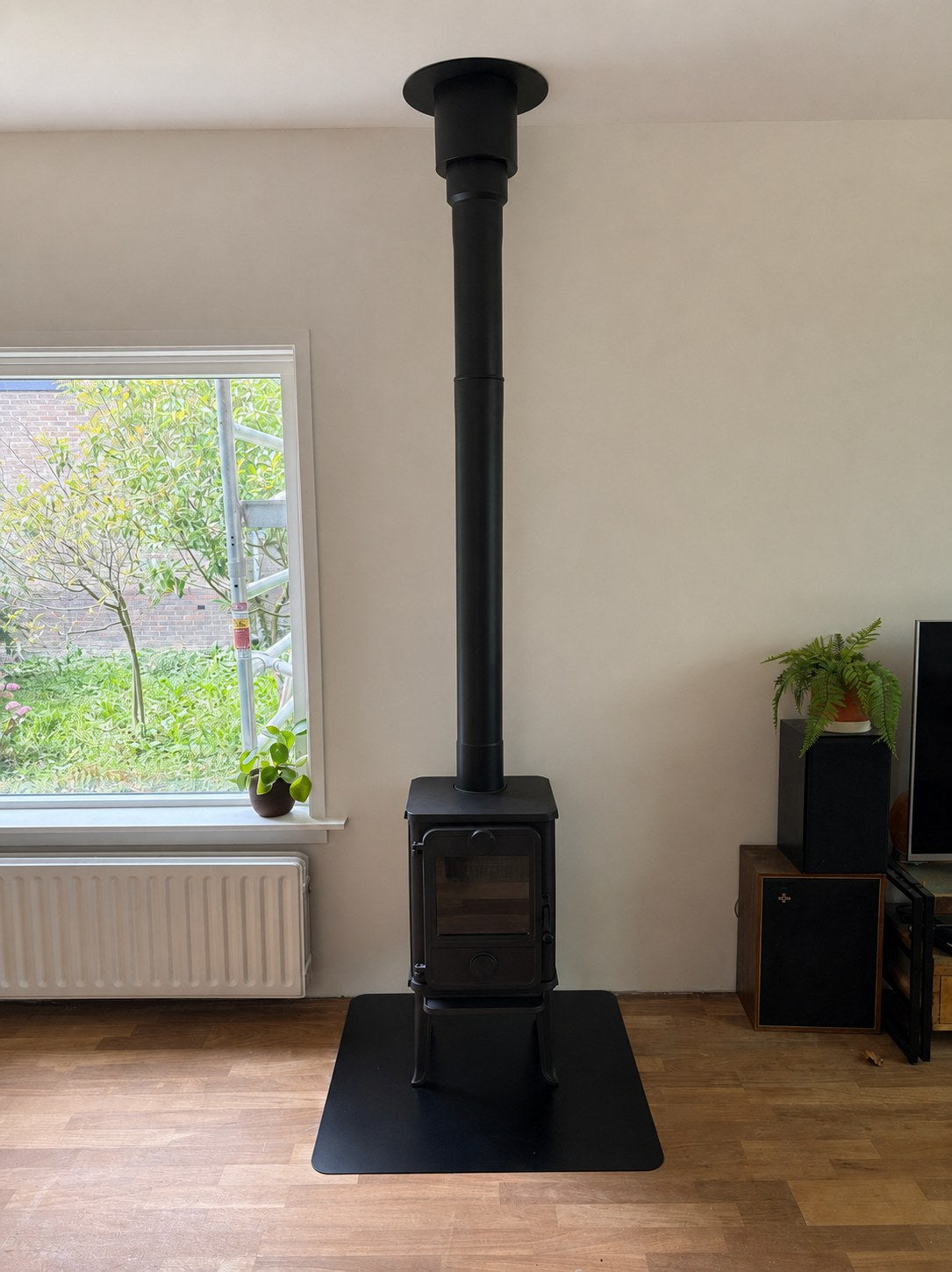 Morsø 1010 houtkachel zijaanzicht in de afgewerkte woonkamer, Aalsmeer