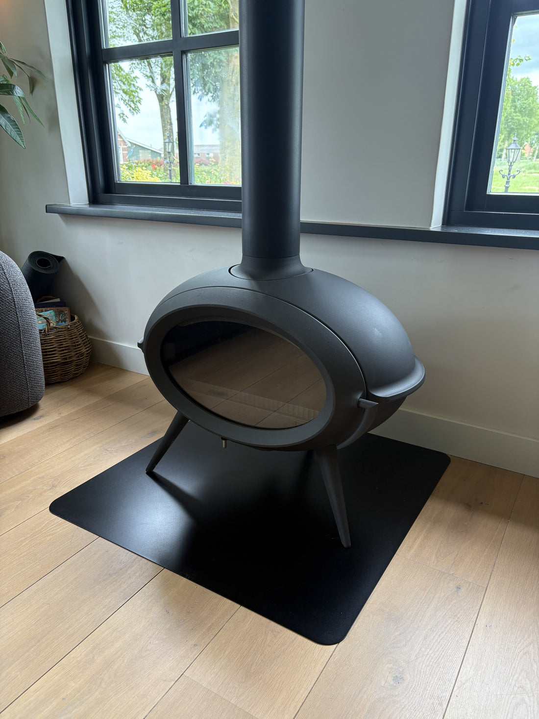 Design houtkachel Invicta Brio in de woonkamer van een polderwoning in Wijdewormer