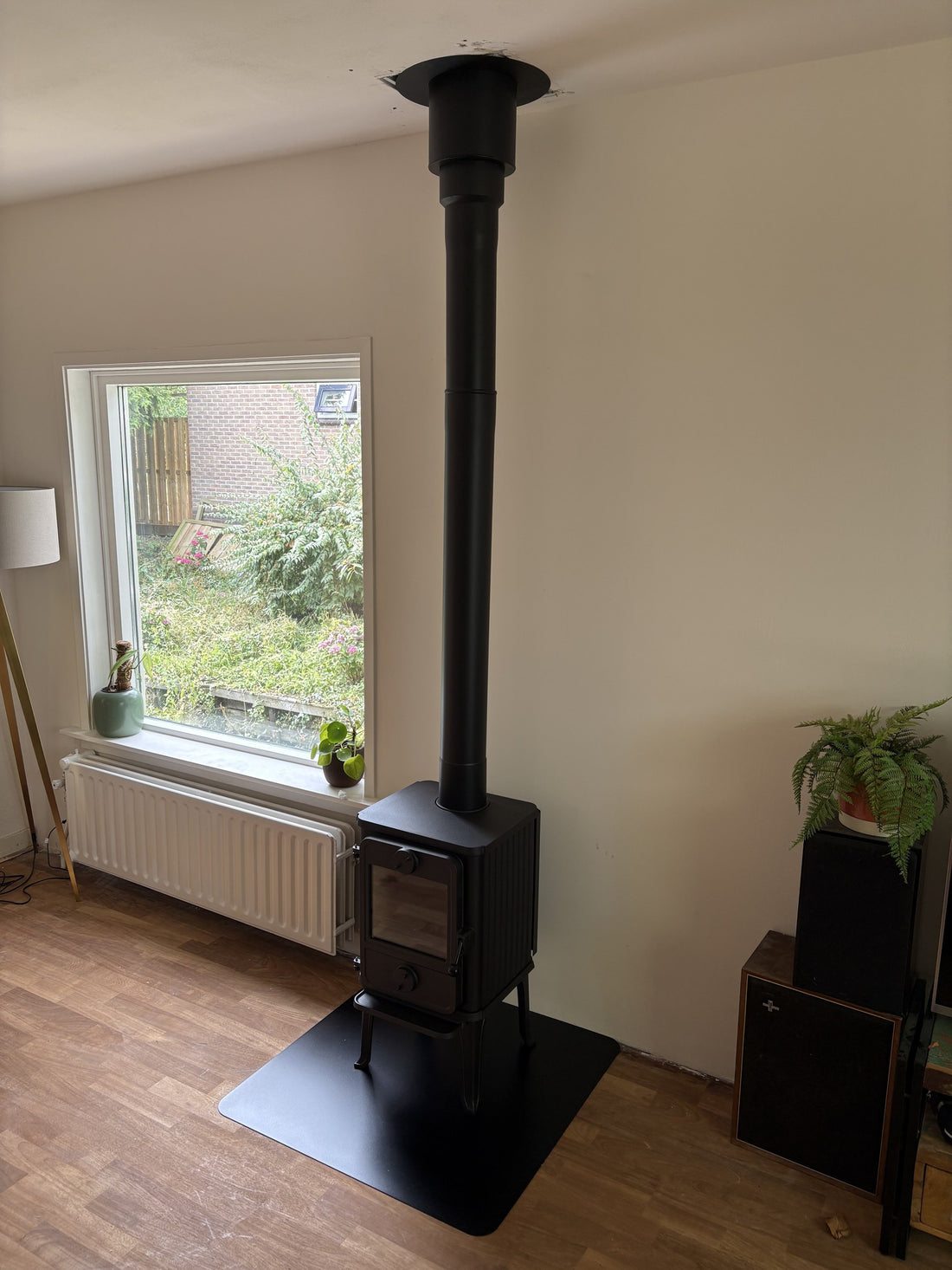 Morsø 1010 houtkachel in de woonkamer met dubbelwandig rookkanaal, houtkachelproject in Aalsmeer