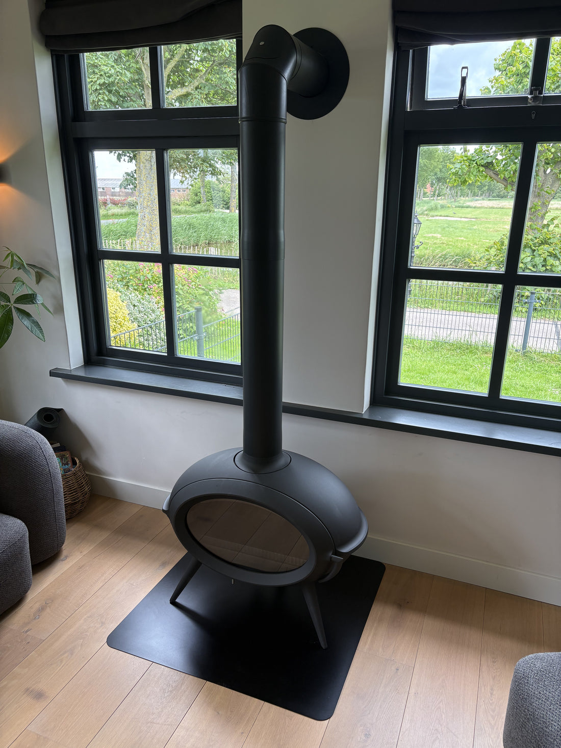 Sfeervolle Invicta Brio houtkachel in de woonkamer, houtkachelproject Wijdewormer
