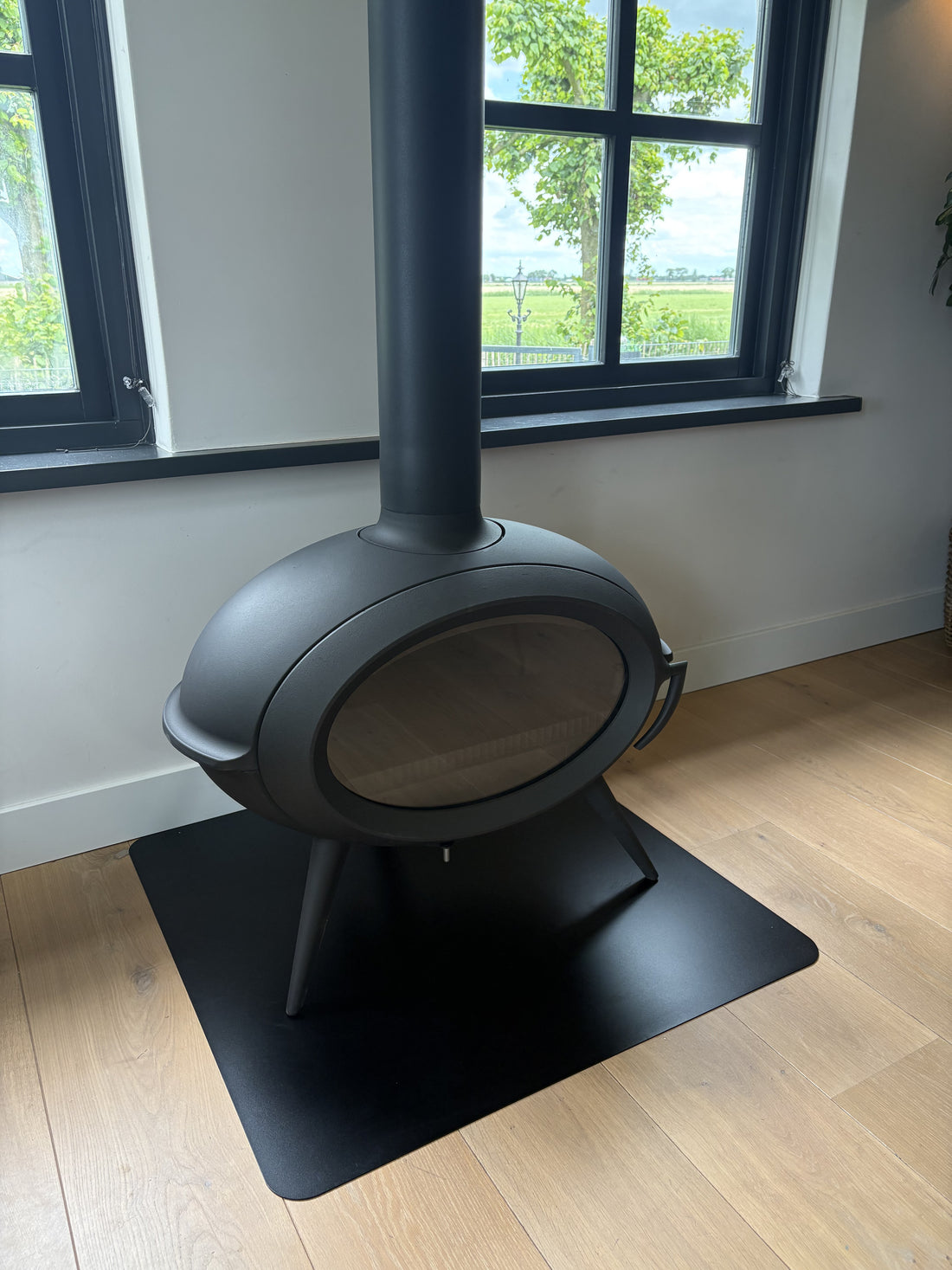 Invicta Brio houtkachel als warmtebron in de woonkamer in Wijdewormer