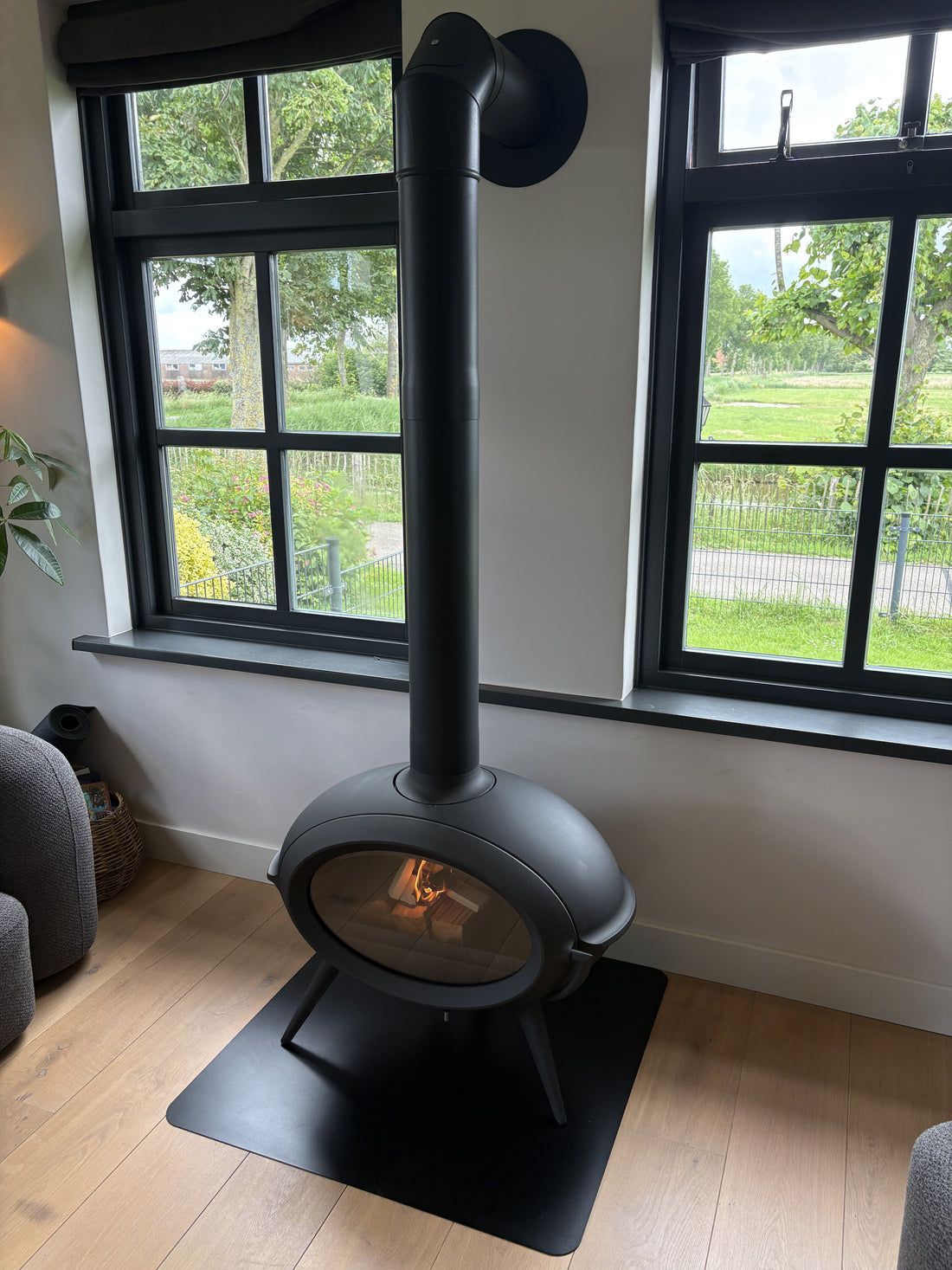 Invicta Brio houtkachel in de woonkamer van een woning in Wijdewormer