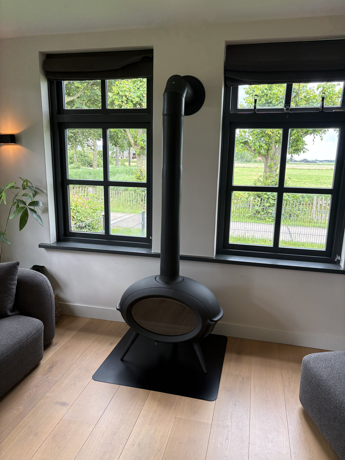Invicta Brio houtkachel in de woonkamer van een woning in Wijdewormer
