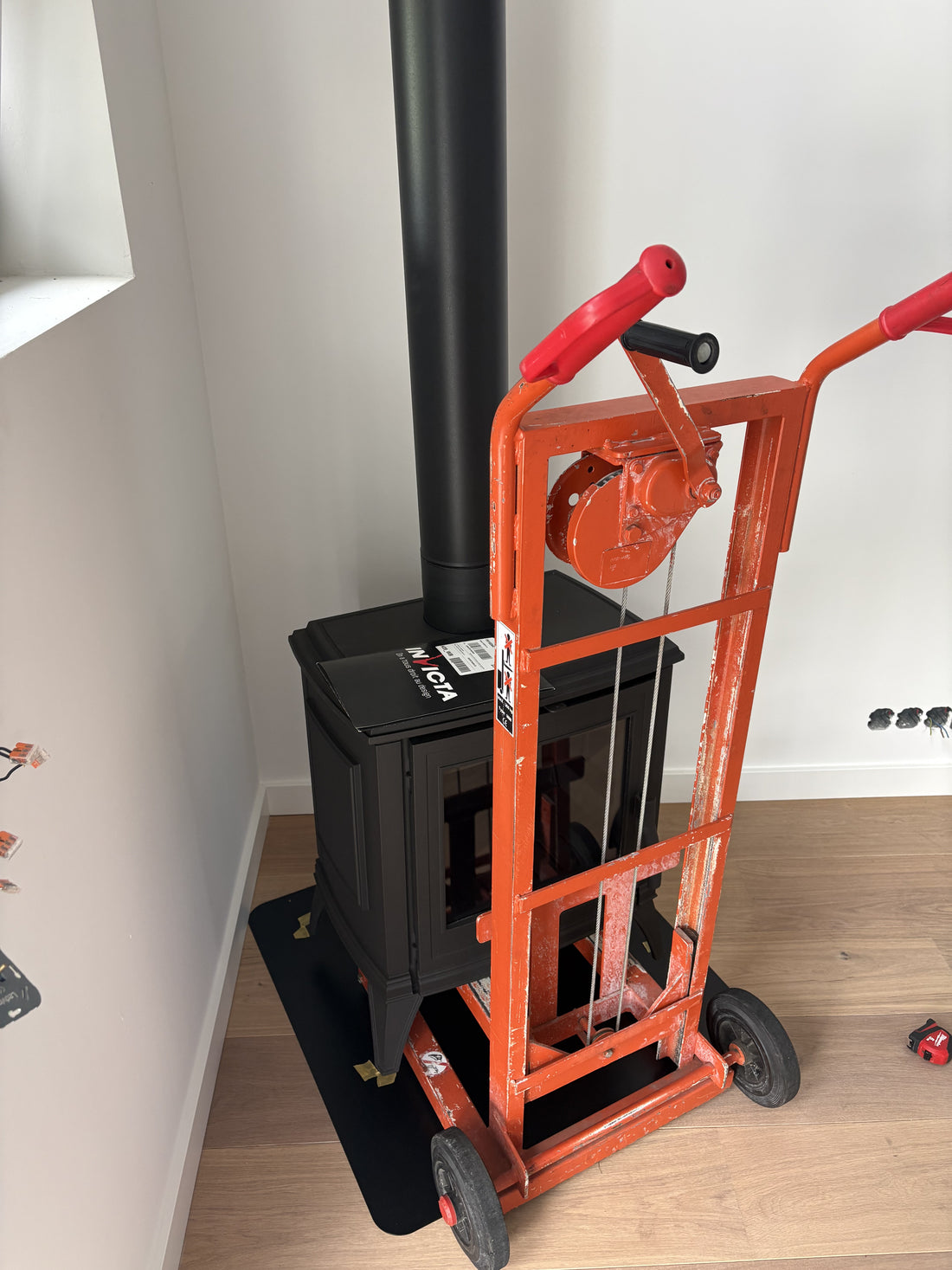De Invicta Sedan M houtkachel wordt geplaatst in de bijwoning in Wijdewormer