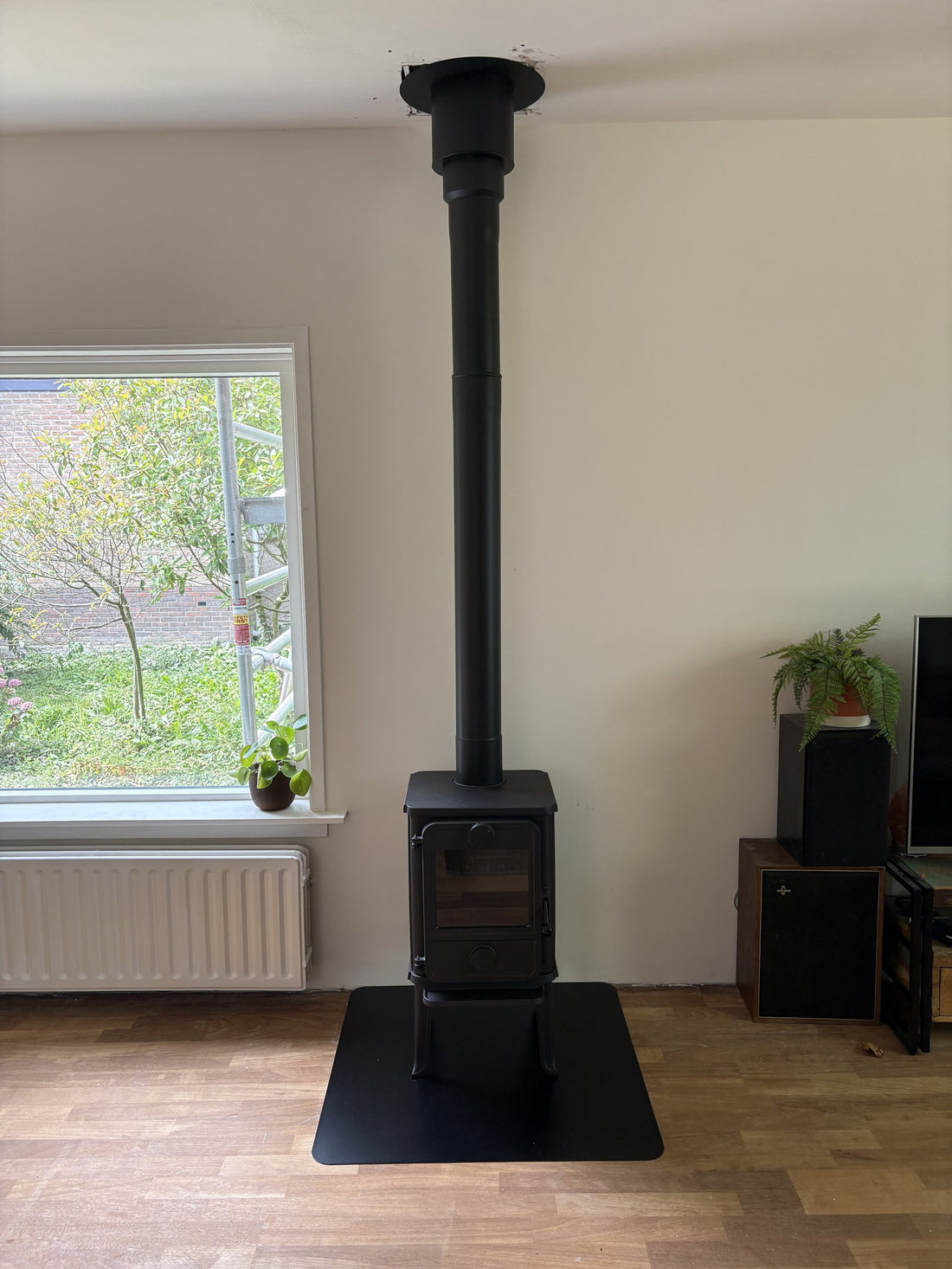 Morsø 1010 met rookkanaal door het plafond in de woonkamer, Aalsmeer