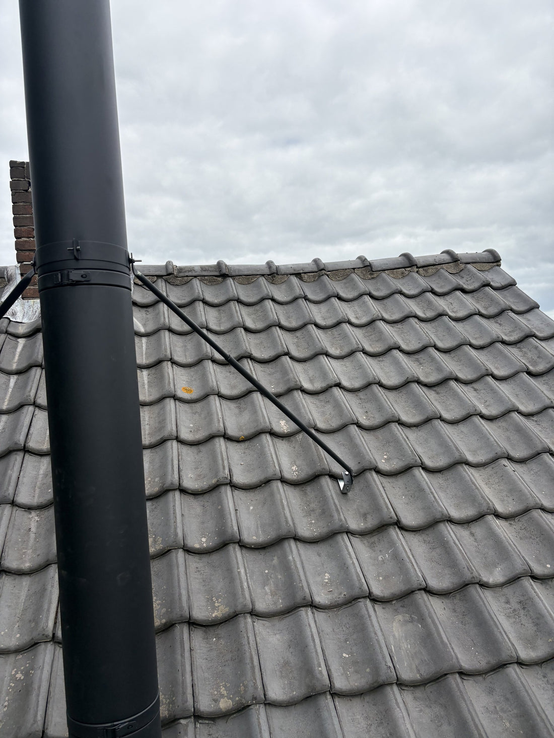 Dubbelwandig rookkanaal boven de nok van het dak in Aalsmeer