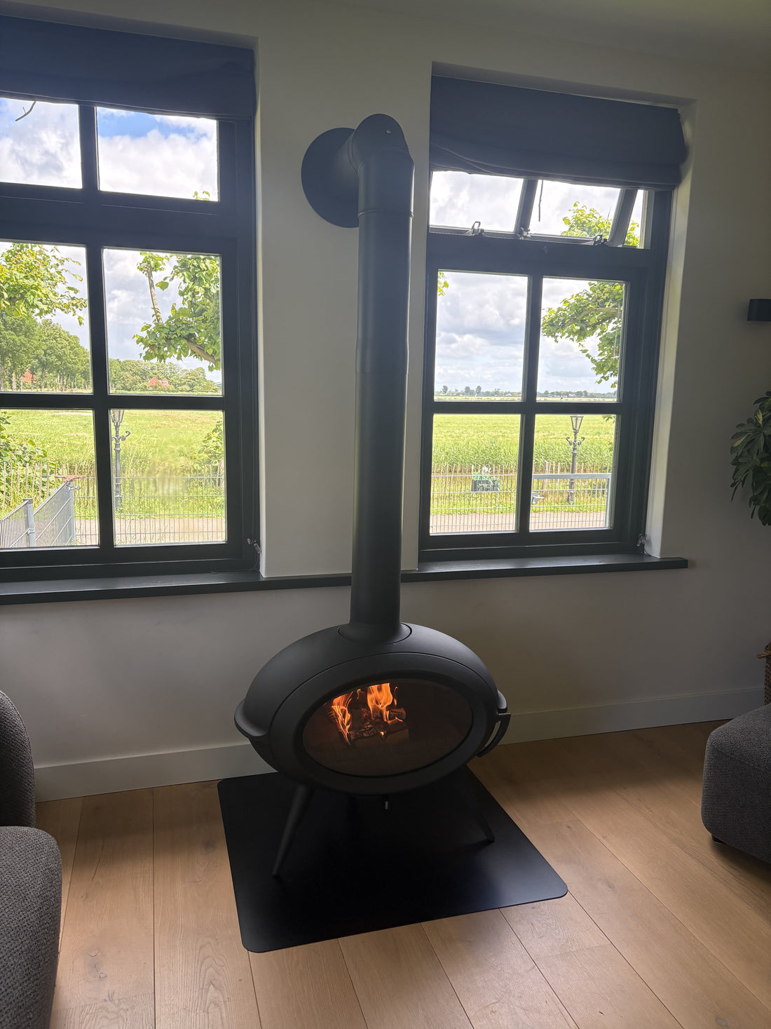 Invicta Brio houtkachel als warmtebron in de woonkamer in Wijdewormer