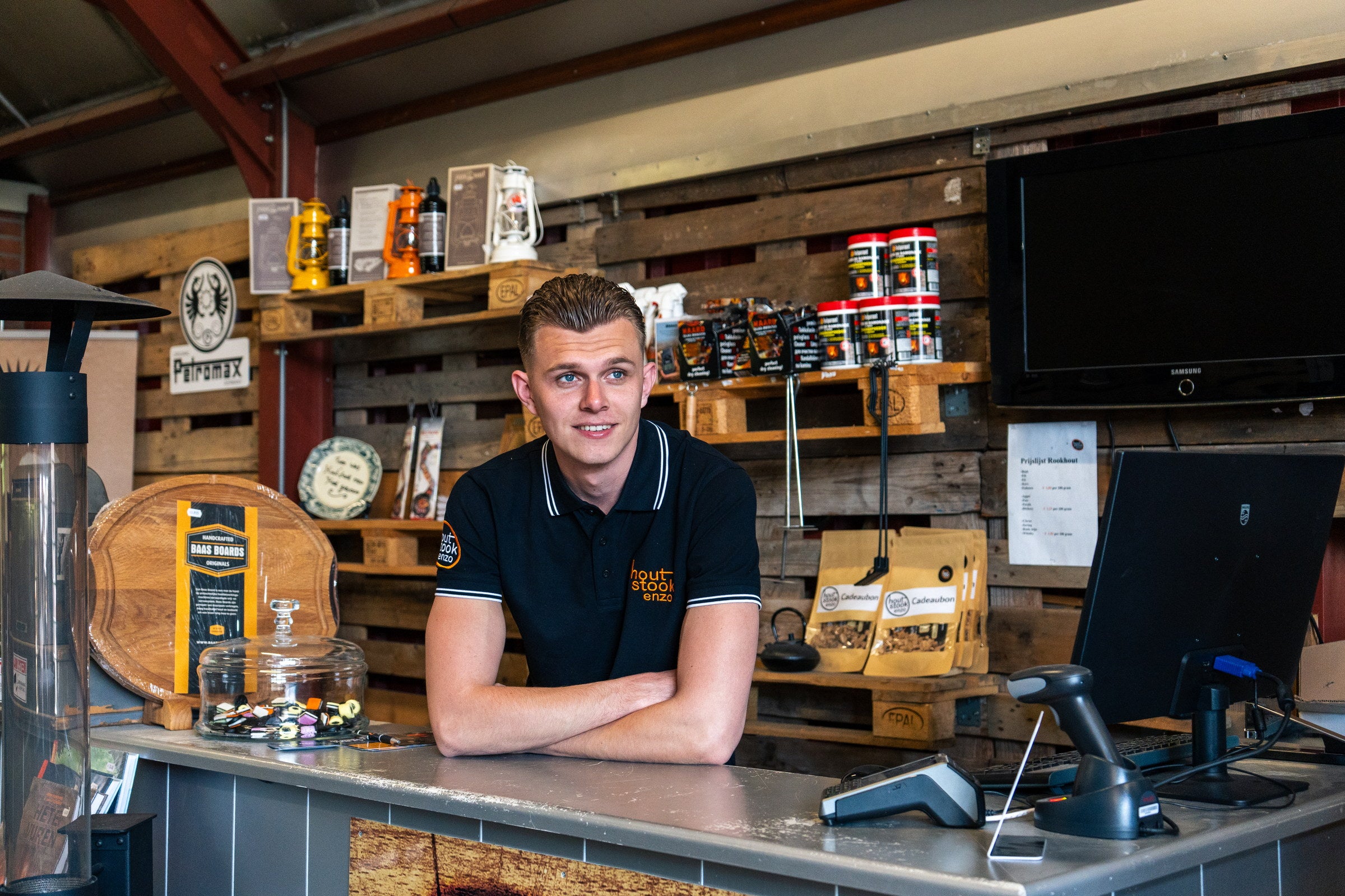 Advies in de showroom van Houtstook enzo