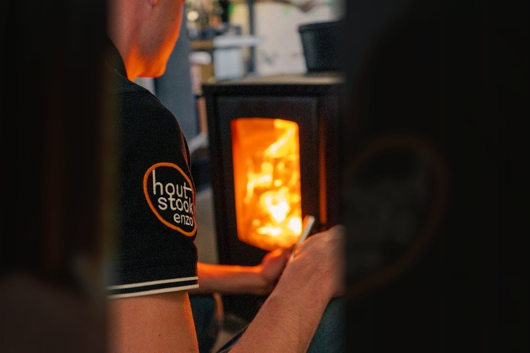 Advies bij een brandende kachel in de showroom van Houtstook enzo